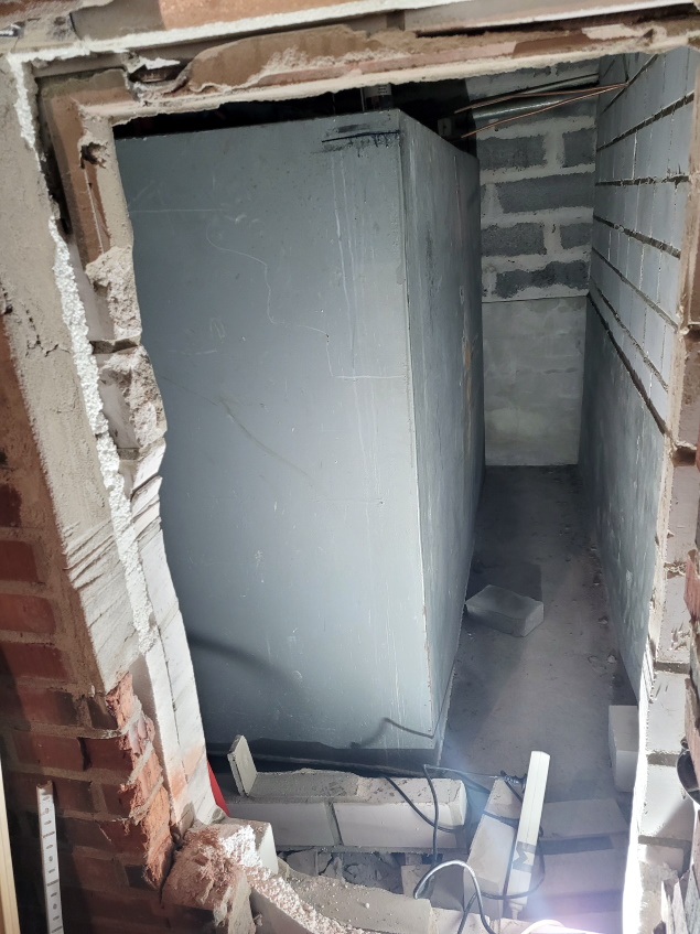 1 Lähtökohta seinä avattuna purkua varten.jpg