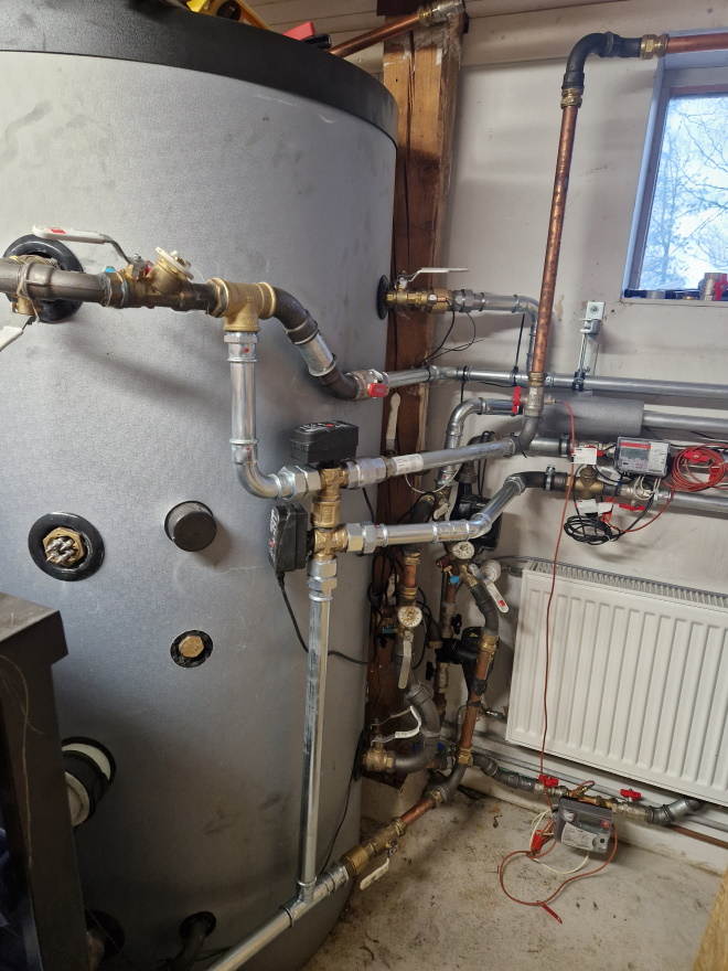 Hybriidivaraajan_päivitetty_putkitus_vaihtoventtiileineen.jpg