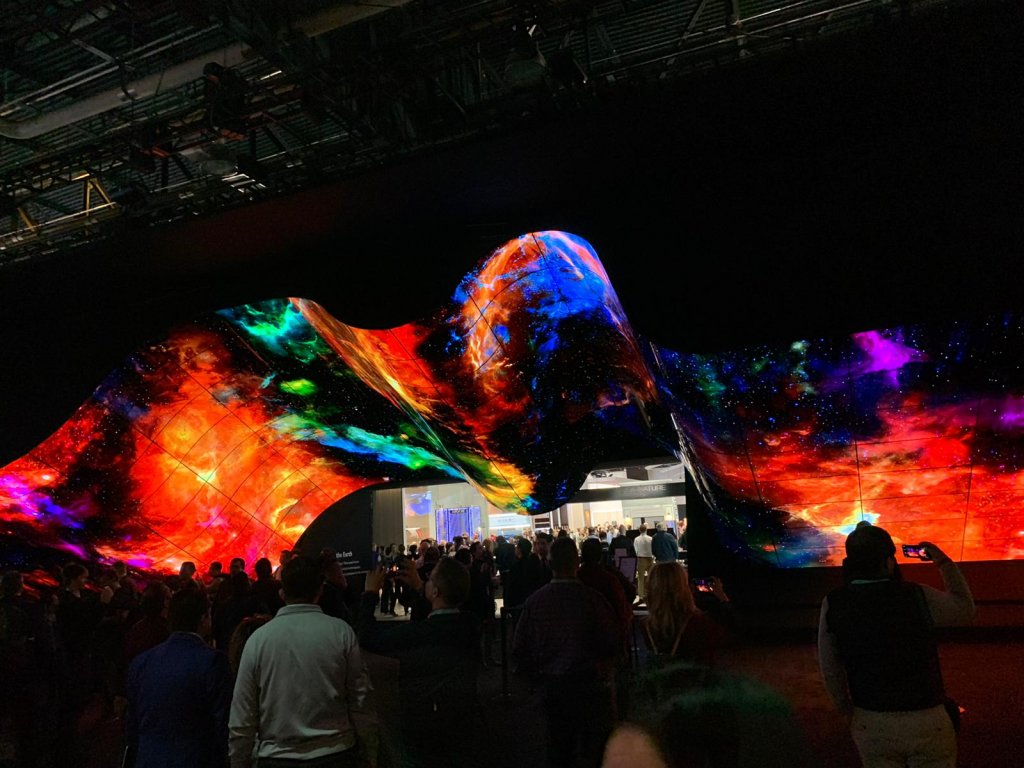 Taivutettuja OLED näyttöjä 24 7 käytössä.jpeg