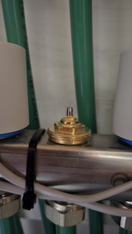 Sinisen hatun alla oleva säätöruuvi.jpg